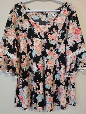 STEM & VINE SIZE 2X. Multicolor Floral Top on Black. LACE DETAIL